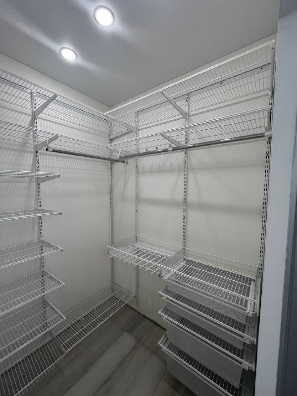 Белая П-образная гардеробная с выдвижными корзинами, ~2,4×2 м, фото 2