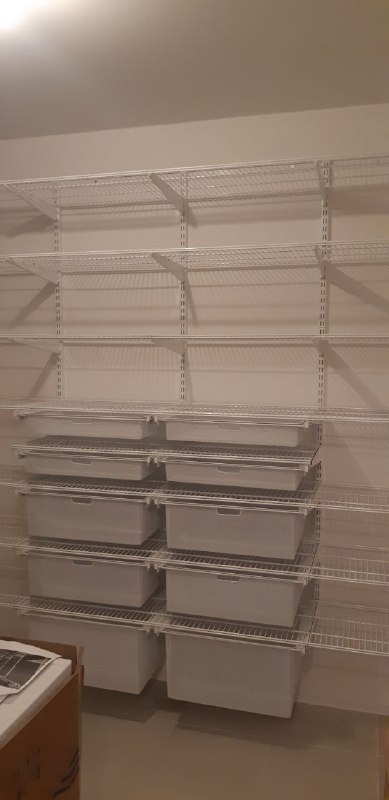 Белая П-образная гардеробная с выдвижными корзинами, ~3×2,4 м, фото 2