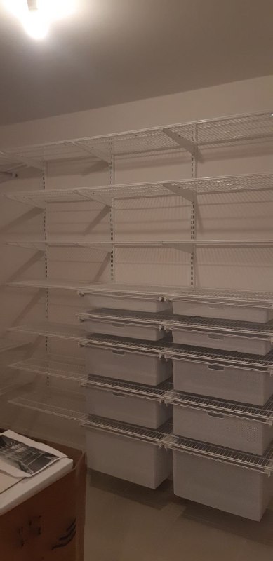 Белая П-образная гардеробная с выдвижными корзинами, ~3×2,4 м, фото 3