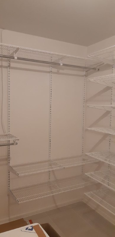 Белая П-образная гардеробная с выдвижными корзинами, ~3×2,4 м, фото 4