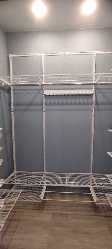 Белая П-образная гардеробная с выдвижными корзинами, ~2,1×1,7 м, фото 2