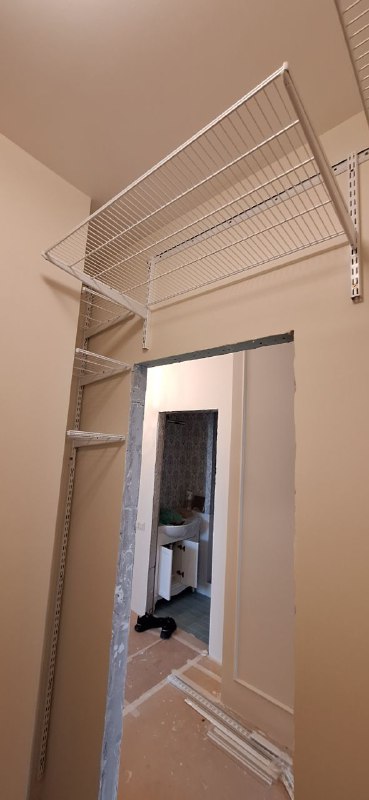 Белая П-образная гардеробная с выдвижными корзинами, ~1,8×2 м, фото 2