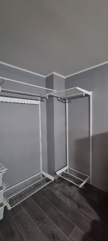 Белая П-образная гардеробная с выдвижными корзинами, ~2×1,7 м, фото 1