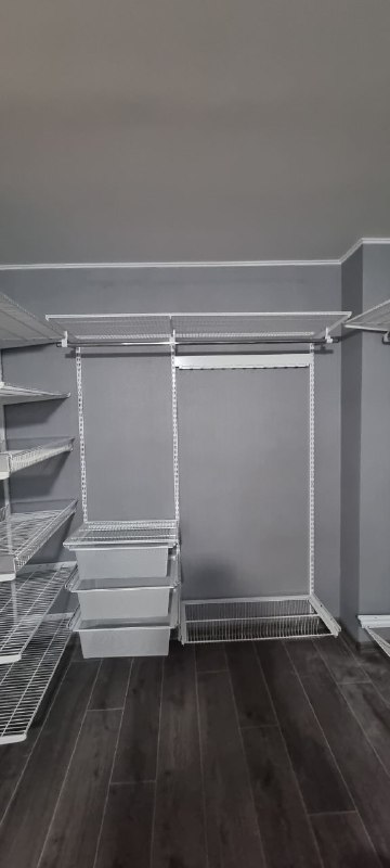 Белая П-образная гардеробная с выдвижными корзинами, ~2×1,7 м, фото 2