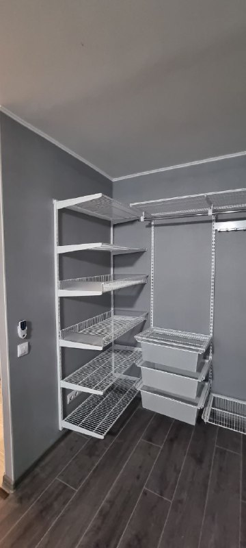 Белая П-образная гардеробная с выдвижными корзинами, ~2×1,7 м, фото 3