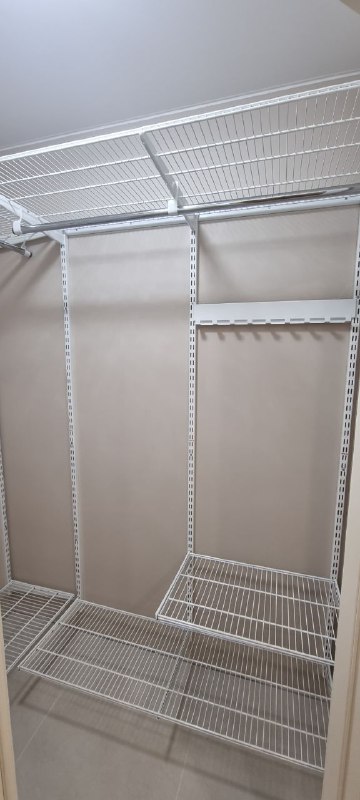 Белая П-образная гардеробная с выдвижными корзинами, ~1,4×1,8 м, фото 1
