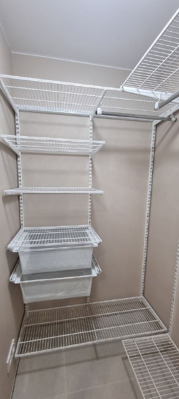 Белая П-образная гардеробная с выдвижными корзинами, ~1,4×1,8 м, фото 2