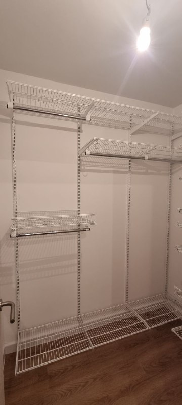 Белая П-образная гардеробная с выдвижными корзинами, ~1,2×2,2 м, фото 1