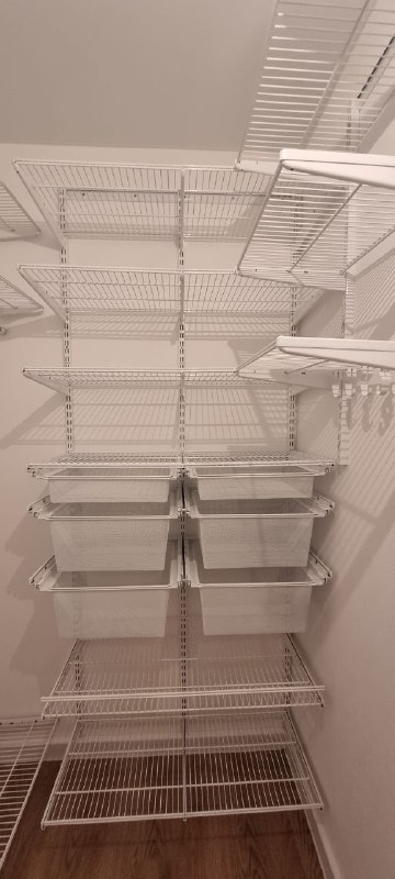 Белая П-образная гардеробная с выдвижными корзинами, ~1,2×2,2 м, фото 2