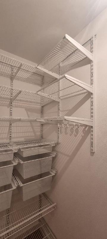Белая П-образная гардеробная с выдвижными корзинами, ~1,2×2,2 м, фото 3