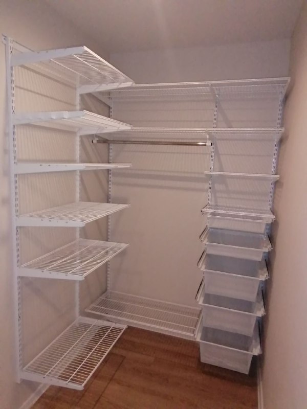 Белая П-образная гардеробная с выдвижными корзинами, ~1,5×1,5 м, фото 1