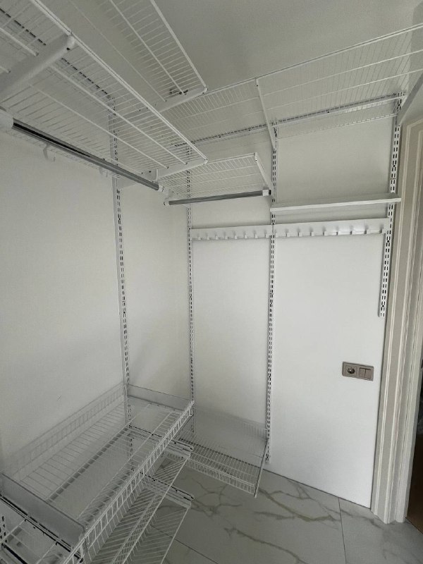 Белая П-образная гардеробная с выдвижными корзинами, ~1,8×2,5 м, фото 4