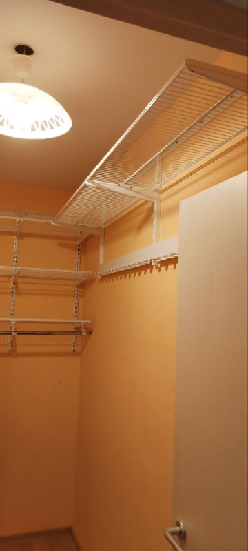 Белая П-образная гардеробная с выдвижными корзинами, ~1,6×2,1 м, фото 1