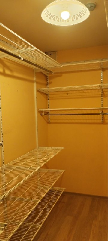 Белая П-образная гардеробная с выдвижными корзинами, ~1,6×2,1 м, фото 2