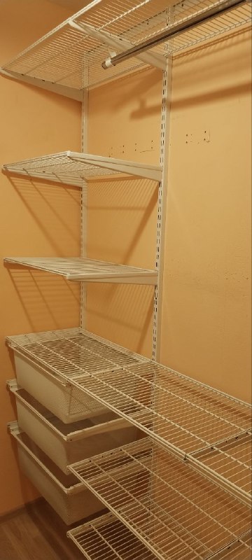 Белая П-образная гардеробная с выдвижными корзинами, ~1,6×2,1 м, фото 3