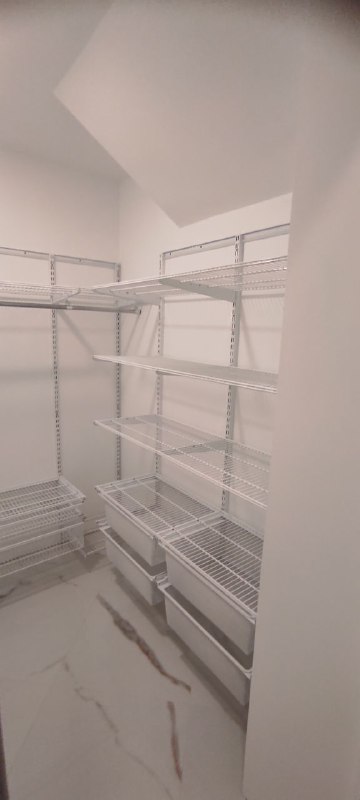Белая П-образная гардеробная с выдвижными корзинами, ~1,5×1,9 м, фото 3