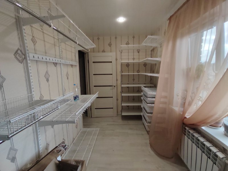 Белая П-образная гардеробная с выдвижными корзинами, фото 2