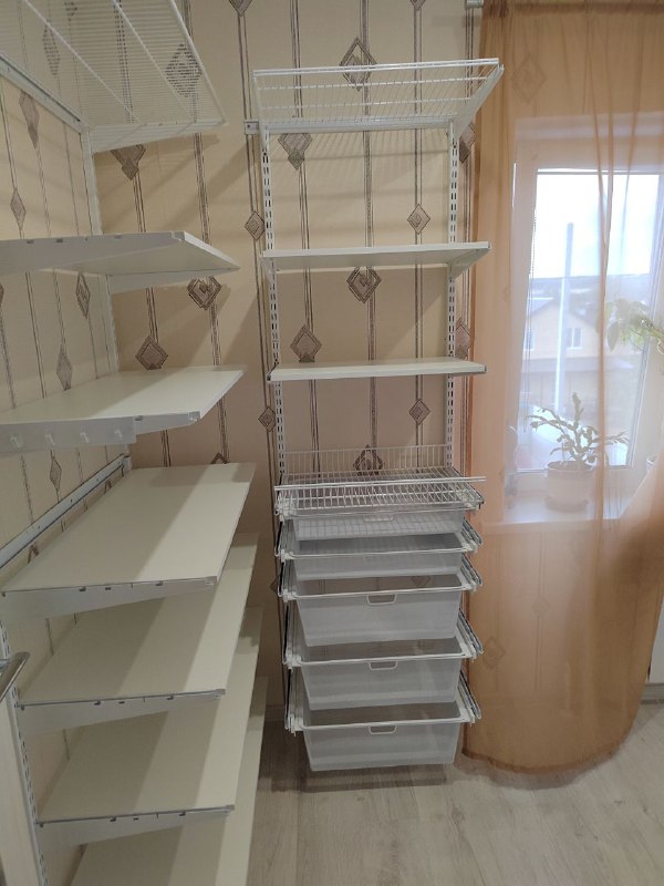 Белая П-образная гардеробная с выдвижными корзинами, фото 4