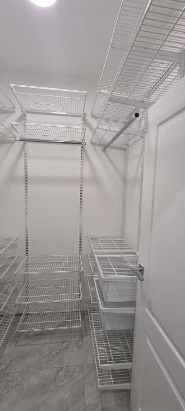 Белая П-образная гардеробная с выдвижными корзинами, ~1,5×2,2 м, фото 1