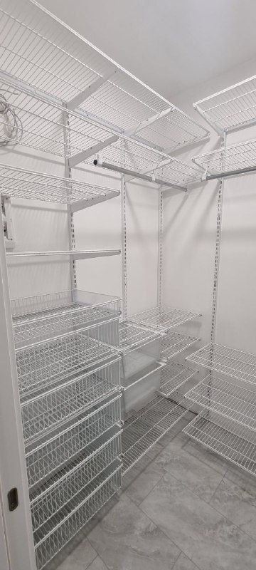 Белая П-образная гардеробная с выдвижными корзинами, ~1,5×2,2 м, фото 2