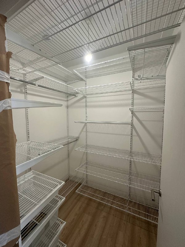 Белая П-образная гардеробная с выдвижными корзинами, ~1,8×2,1 м, фото 1