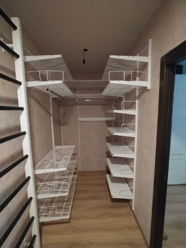Белая П-образная гардеробная с выдвижными корзинами, ~1,5×2 м, фото 1