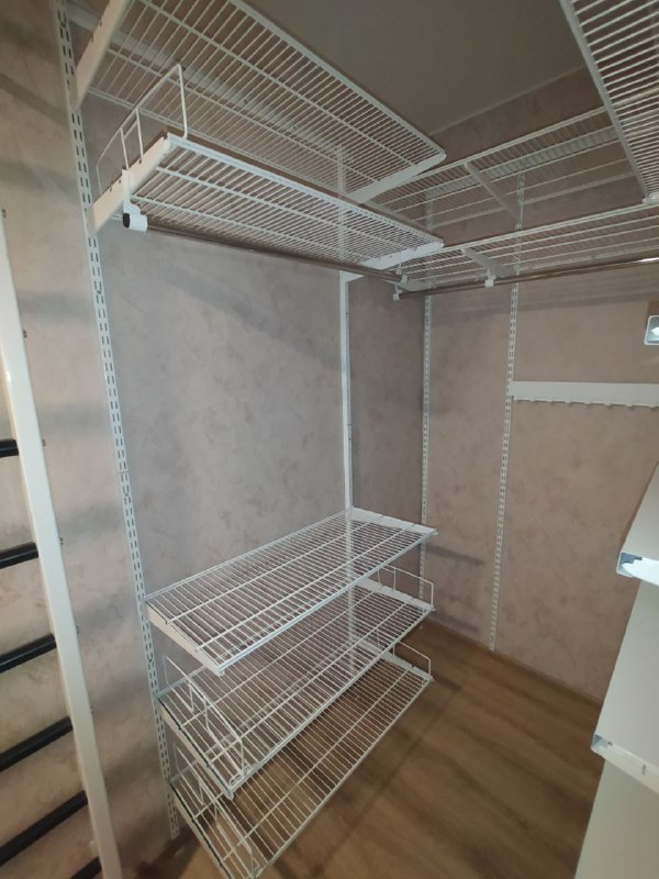 Белая П-образная гардеробная с выдвижными корзинами, ~1,5×2 м, фото 2