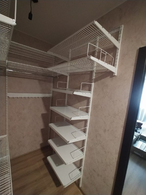 Белая П-образная гардеробная с выдвижными корзинами, ~1,5×2 м, фото 4