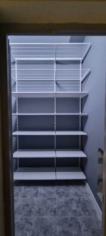 Белая П-образная гардеробная с выдвижными корзинами, ~1,3×1,6 м, фото 1