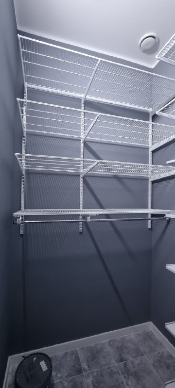 Белая П-образная гардеробная с выдвижными корзинами, ~1,3×1,6 м, фото 2