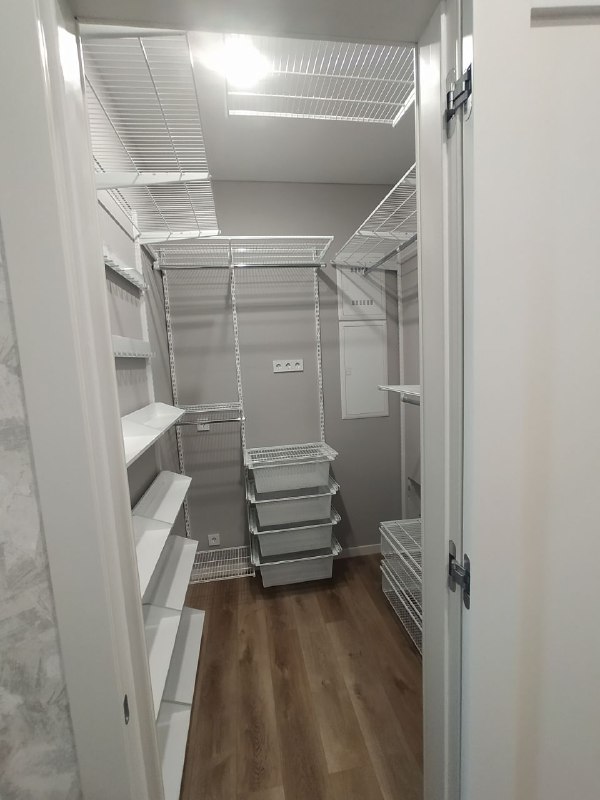 Белая П-образная гардеробная с выдвижными корзинами, ~2×2,6 м, фото 5
