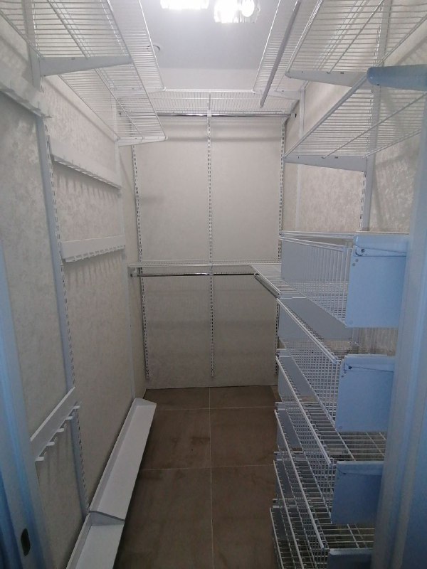 Белая П-образная гардеробная с выдвижными корзинами, ~1,5×2,2 м, фото 1