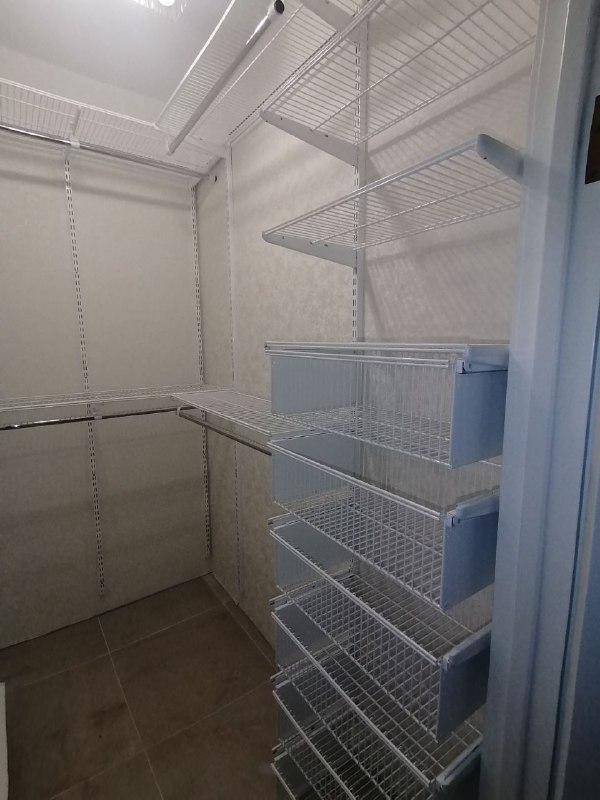 Белая П-образная гардеробная с выдвижными корзинами, ~1,5×2,2 м, фото 2