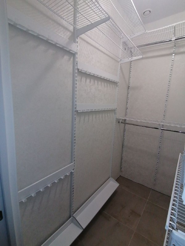 Белая П-образная гардеробная с выдвижными корзинами, ~1,5×2,2 м, фото 3