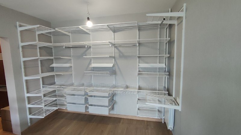 Белая П-образная гардеробная с выдвижными корзинами, ~3×2,3 м, фото 1