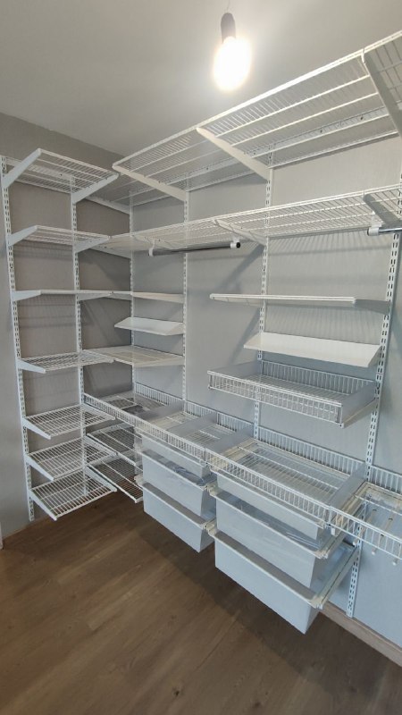 Белая П-образная гардеробная с выдвижными корзинами, ~3×2,3 м, фото 2