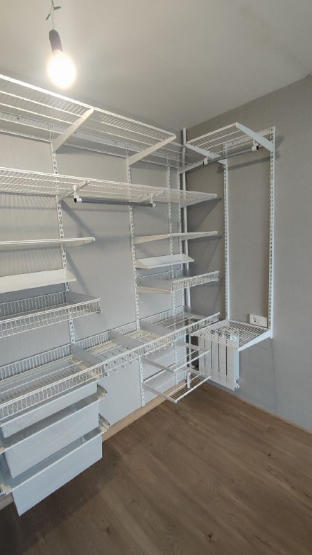 Белая П-образная гардеробная с выдвижными корзинами, ~3×2,3 м, фото 3