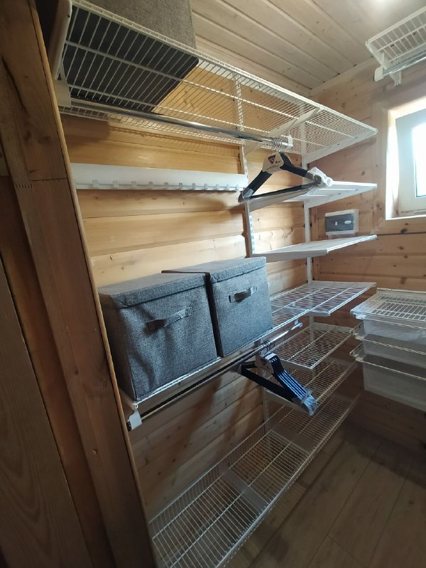 Белая П-образная гардеробная с выдвижными корзинами, ~2×2 м, фото 3