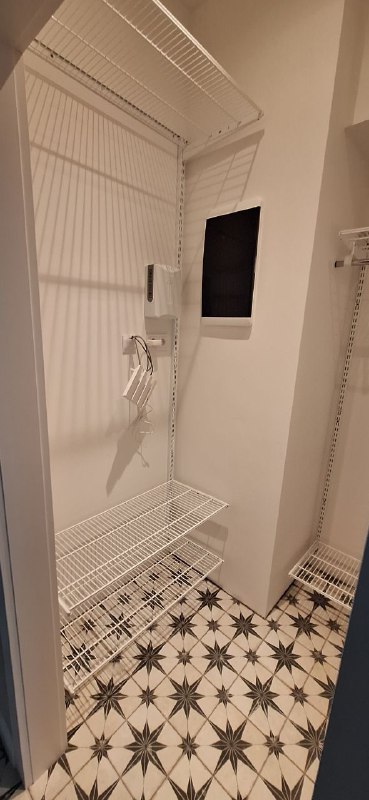 Белая П-образная гардеробная с выдвижными корзинами, ~1,3×1,7 м, фото 2