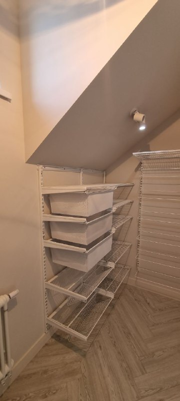 Белая П-образная гардеробная с выдвижными корзинами, ~2×2,8 м, фото 1