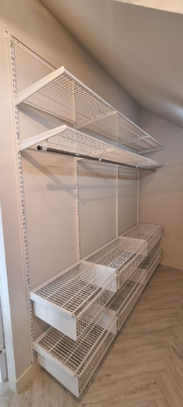 Белая П-образная гардеробная с выдвижными корзинами, ~2×2,8 м, фото 4