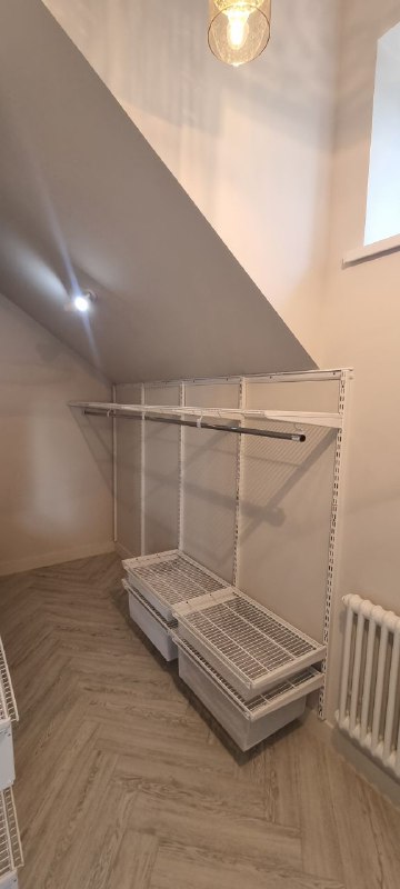 Белая П-образная гардеробная с выдвижными корзинами, ~2×2,8 м, фото 5