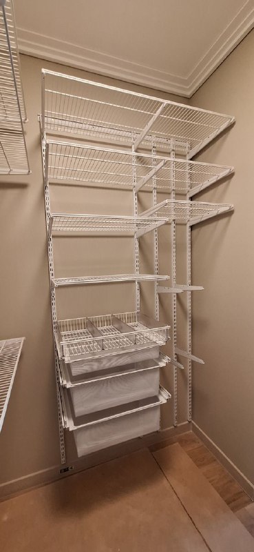 Белая П-образная гардеробная с выдвижными корзинами, ~1,8×2,1 м, фото 1