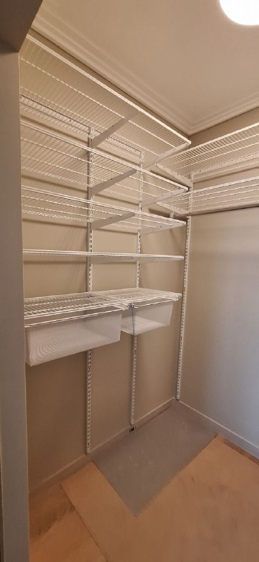 Белая П-образная гардеробная с выдвижными корзинами, ~1,8×2,1 м, фото 3