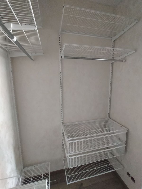 Белая П-образная гардеробная с выдвижными корзинами, ~1,8×1,8 м, фото 2