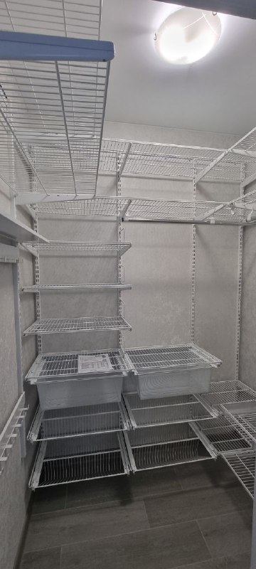 Белая П-образная гардеробная с выдвижными корзинами, ~1,8×1,5 м, фото 1