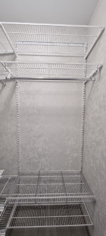 Белая П-образная гардеробная с выдвижными корзинами, ~1,8×1,5 м, фото 2