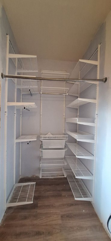 Белая П-образная гардеробная с выдвижными корзинами, ~1,3×2,1 м, фото 1