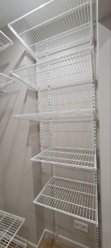 Белая П-образная гардеробная с выдвижными корзинами, ~2,7×1,8 м, фото 1