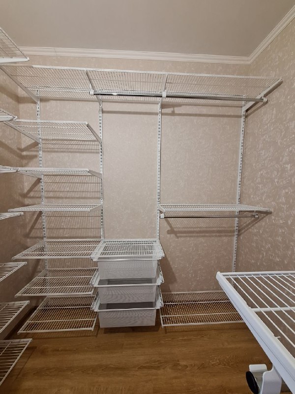 Белая П-образная гардеробная с выдвижными корзинами, ~2,1×2,7 м, фото 1